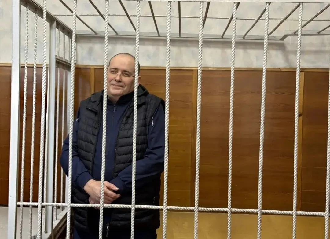 Суд вынес решение по делу бывшего чиновника: 9 лет строгого режима и крупные штрафы; общая длительность наказания — 14 лет. Общая сумма взяток достигла 4,41 млн рублей, из которых не менее 2,7 млн получил обвиняемый.