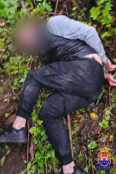 34-летний калининградец подозревается в серии ночных краж из офисов, магазинов и других учреждений. Общий ущерб оценивается свыше миллиона рублей; подозреваемый заключен под стражу.