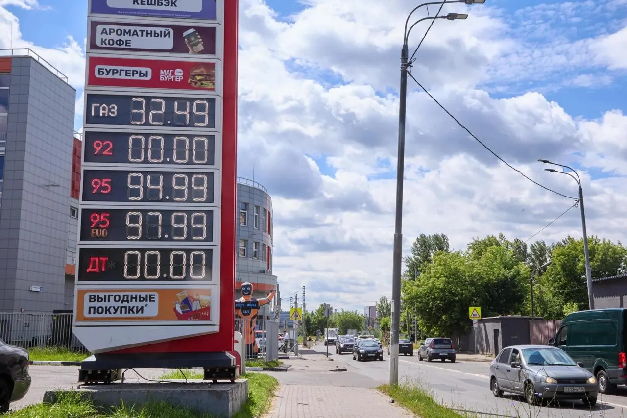 ФАС зафиксировала как минимум 70 претензий к продавцам топлива из-за резкого роста цен; региональные примеры включают Калмыкию.
