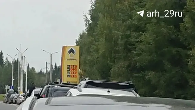 Очереди у заправок Архангельской области продолжаются: у Роснефти в Плесецком округе стоят автомобили, на АЗС есть АИ-92, дизель и газ, АИ-95 закончился; аналогичные очереди зафиксированы в Вельске и Емецке.