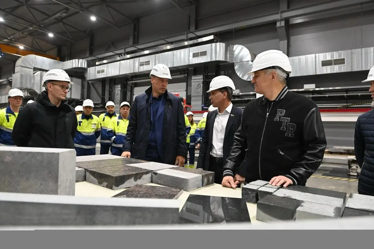 Новый завод на Ситозерском месторождении в Карелии сможет выпускать свыше 10 тыс. кв. м плит мощения и бордюрного камня в месяц; инвестор — БИОЭН вложил около 3 млрд ₽. Для сотрудников действует программа поддержки семей: до 800 тыс. ₽ за первенца, 1 млн — за второго ребенка и 1,2 млн — за третьего, а также реализуются социальные проекты в регионе.