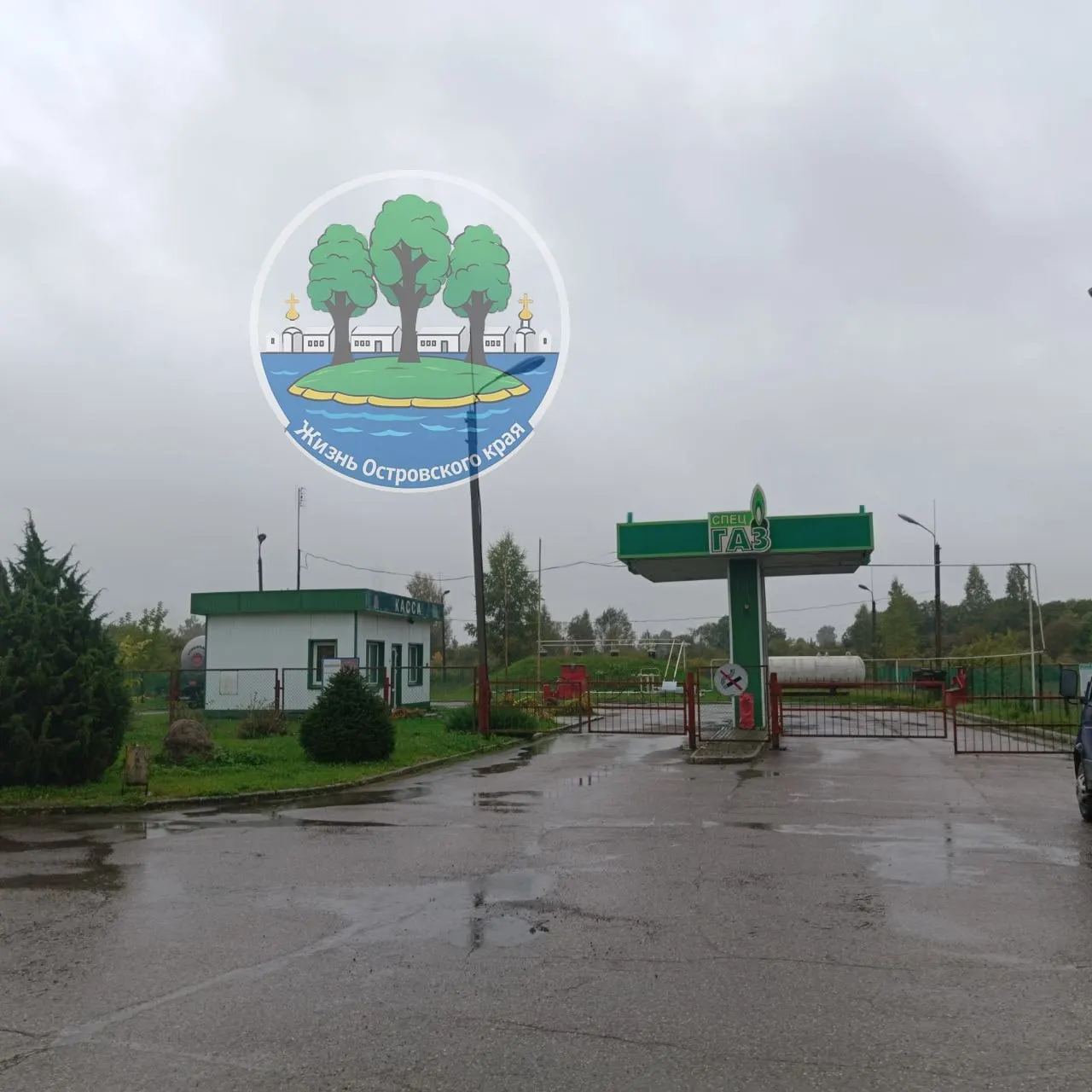 В Островском районе Псковской области продолжаются перебои с поставками газа: две заправки закрыты, ситуация вызывает трудности у жителей и хозяйств.