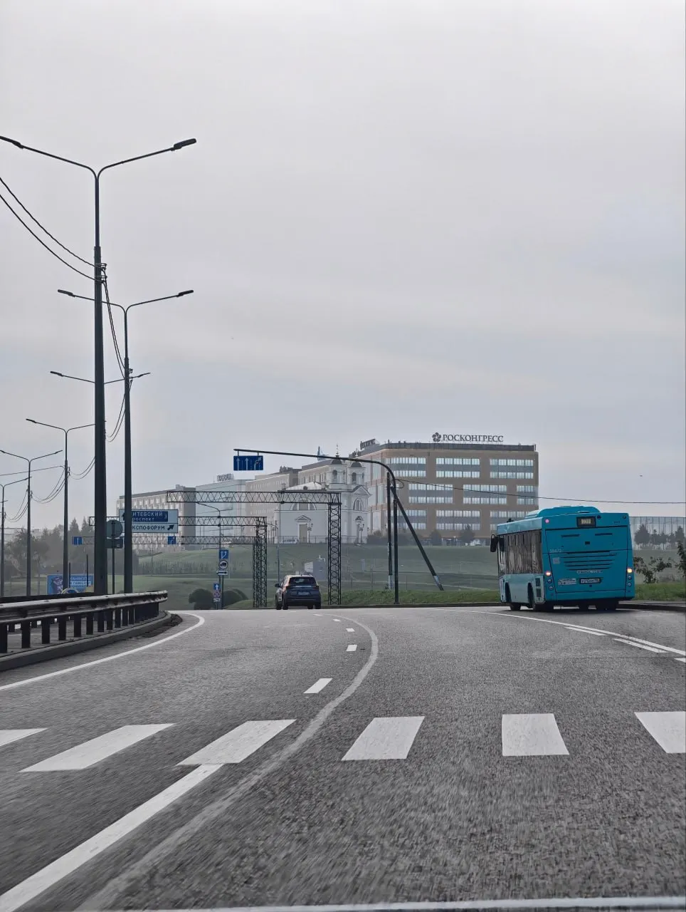 Погода в городе держится в прохладе: температура опускается ниже нормы, ожидаются дожди, ухудшение качества воздуха и локальные подтопления.