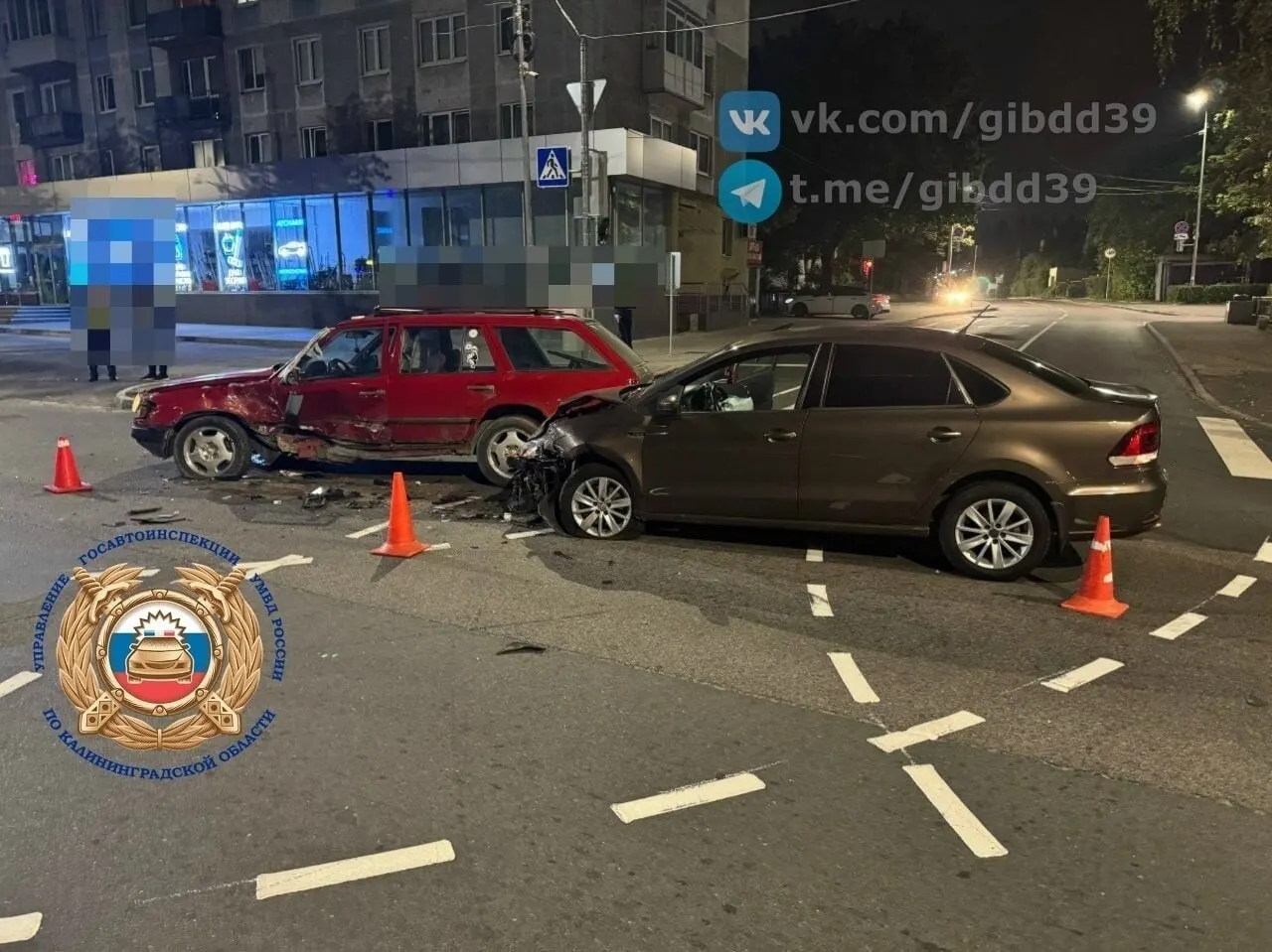 На перекрёстке Невского и Дадаева произошла авария: две легковушки не поделили дорогу, есть пострадавшие.