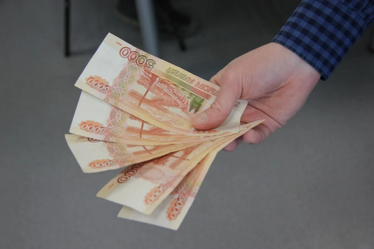 По данным Петростата, июньский уровень заработной платы в регионе достиг 141 623 рублей; лидирующие отрасли — добыча полезных ископаемых, водный и воздушный транспорт.