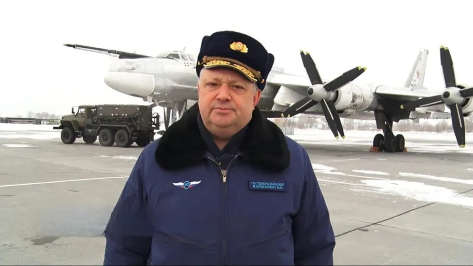 Неизвестный открыл огонь по офицеру Воздушно-космических сил в Энгельсе; раненный военный доставлен в больницу, преступник скрылся на мотоцикле. Расследование продолжается.