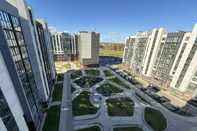Новый обзор рынка долгосрочной аренды в Калининграде выделяет самые дорогие двухкомнатные квартиры: цены варьируются от 115 до 200 тысяч рублей в месяц, арендаторам предлагают варианты «заезжай и живи» с панорамными окнами и видом на зелень.