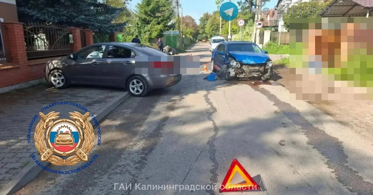 ДТП произошло 19 сентября около дома №22. Водитель 2002 года рождения проигнорировал дорожный знак и выехал на нерегулируемый перекрёсток, врезавшись в другую Kia; пассажирка второго автомобиля получила травмы.