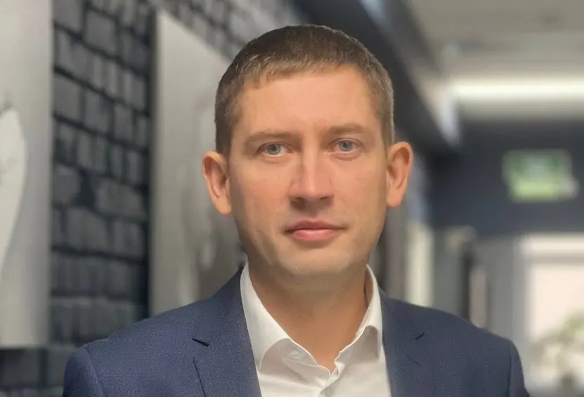 На период переходного срока Виталий Сухинский будет исполнять обязанности главы города; Борис Ёлкин ушёл в Законодательное собрание Псковской области. Приём документов на пост нового главы продлится до 5 октября.
