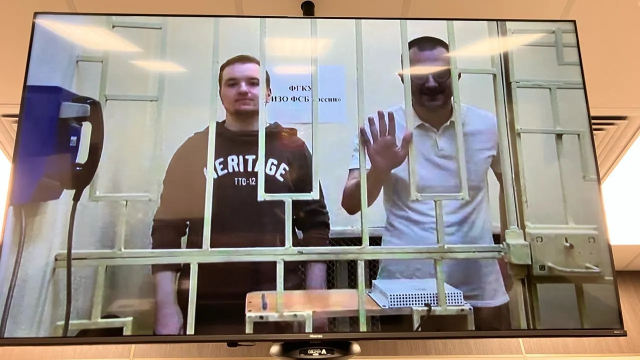 ФСБ предъявила обвинение бывшему преподавателю и его коллеге в госизмене и оказании поддержки противнику; обвинения включают покушение на митрополита и участие в преступлениях, связанных с терроризмом и оборотом взрывчатых устройств.