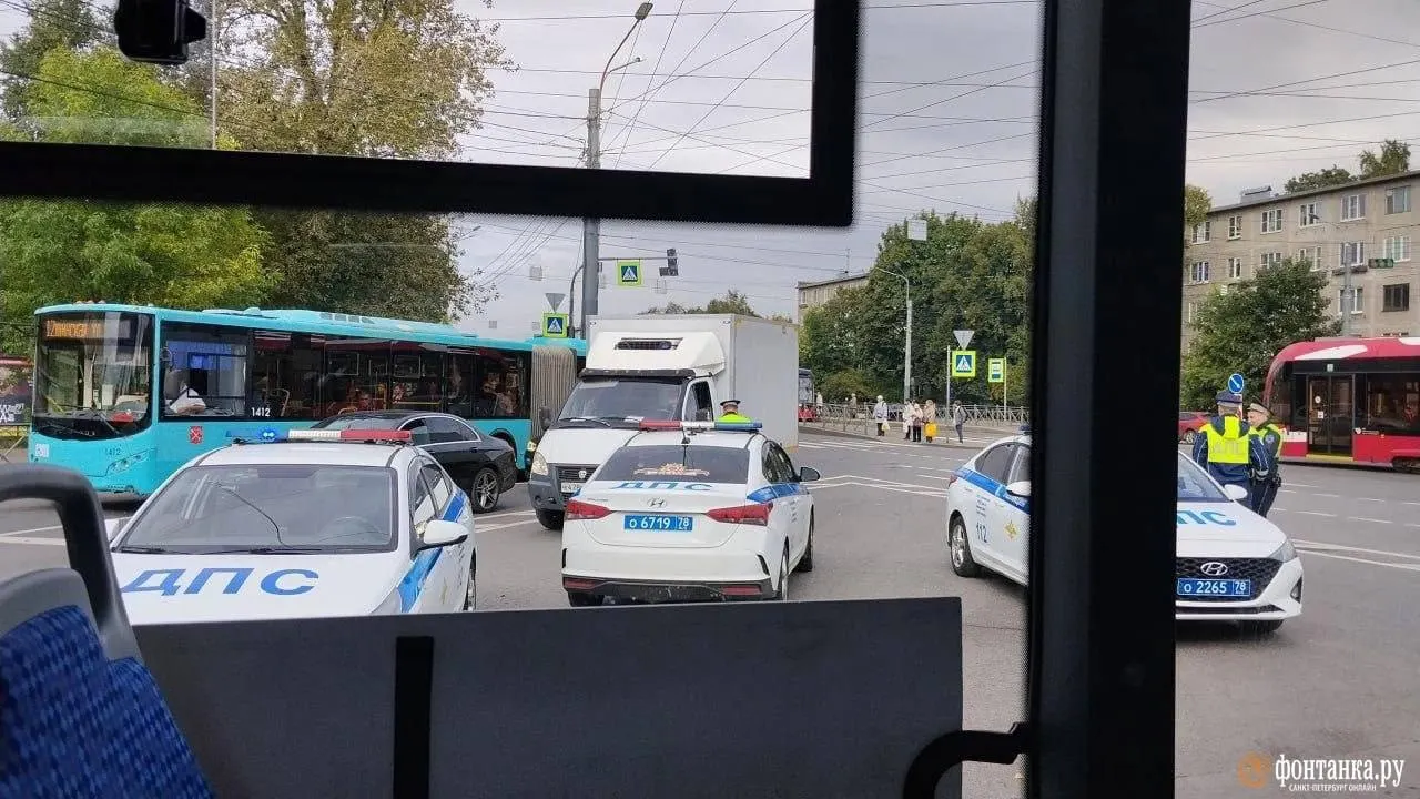Люди не выпускали из автобуса; причина задержки — негорящая лампочка, штраф 500 рублей; пресс-служба транспортной компании подтвердила факт, подробности пока не сообщают.