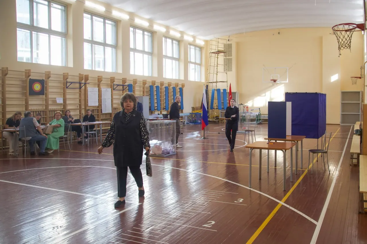 Сотрудники бюджетных учреждений Петербурга снова сталкиваются с призывами приходить на участки в первый день голосования; некоторые учреждения уверяют, что тем, кто придет, выдадут выходной.