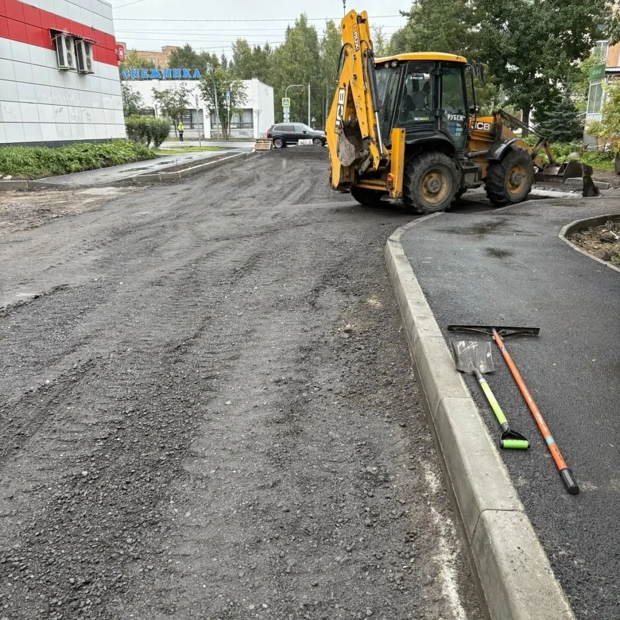 На участке между Воскресенской и Попова уложили тротуары и начинают укладывать новый асфальт; стоимость контракта — 11 млн рублей.