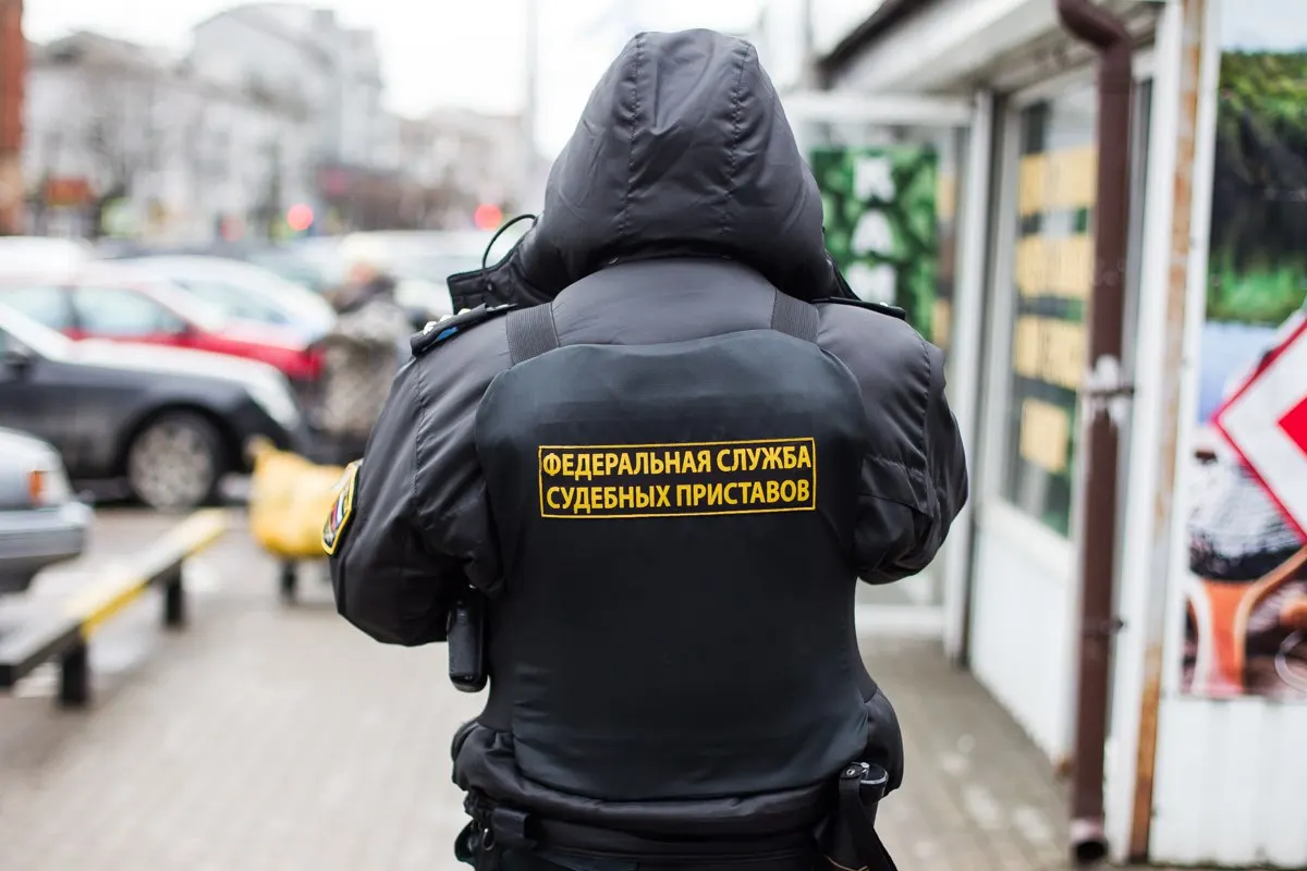 После ареста счетов и запрета на автомобиль должник полностью погас потребительский кредит на 712 тысяч рублей; позже он доплатил исполнительский сбор и ограничения сняли.