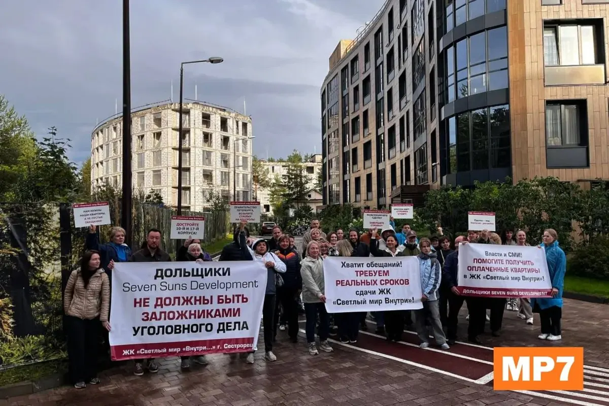 Покупатели квартир у ЖК «Светлый мир внутри» вышли на митинг у пустующих корпусов, требуя достройки и разъяснений от застройщика.