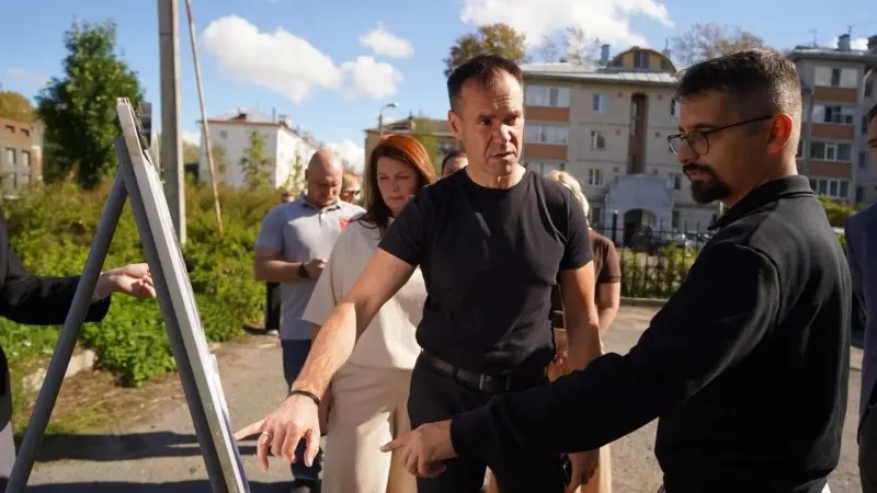 На участке в центре города запланирован современный квартал на месте ветхой застройки; первый этап — расселение аварийного дома и создание комфортной городской среды; общий срок реализации — восемь лет.