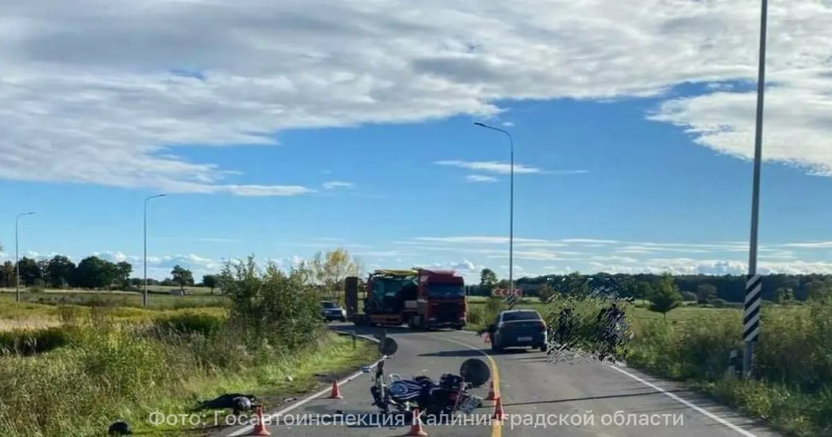 В Калининградской области на трассе Большаково — Черняховск произошло столкновение мотоцикла с Mitsubishi; водитель получил телесные повреждения.