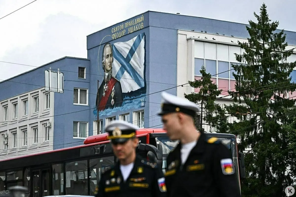 На фасаде здания Военной прокуратуры Балтийского флота в Калининграде появился мурал с образом адмирала Ушакова; работу над ним выполнили художники Наталья и Сергей Олейники, церемония сопровождалась молебном и освящением.