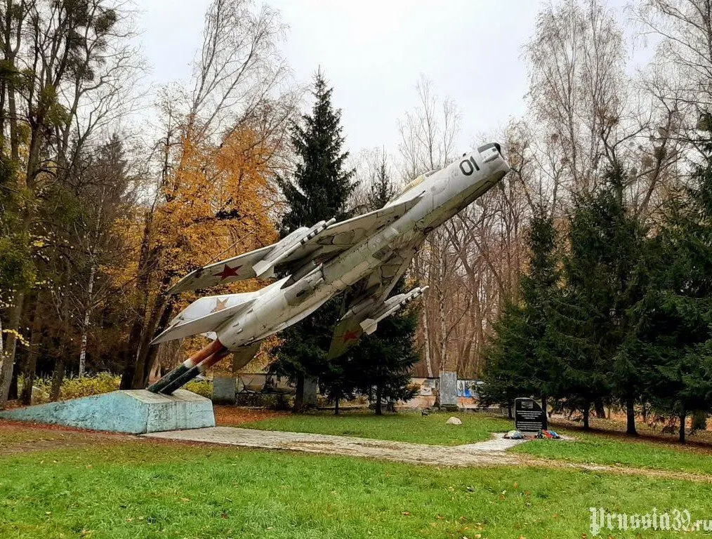 Памятник МиГ-19 и соседний гранитный монумент могут стать единым ансамблем культурного наследия. Регион — Калининградская область, Северо-Западный федеральный округ.