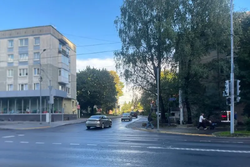 На перекрёстке Невского и Старшины Дадаева в Калининграде идут работы: уложивают плитку, обновляют дорожную разметку и готовят открытие узла к сентябрю.