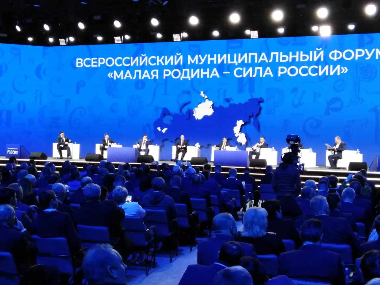 Указ закрепляет ежегодное проведение форума «Малая родина — сила России» и церемонии вручения премии «Служение»; за организацию ответствуют Сергей Кириенко и Всероссийская ассоциация развития местного самоуправления.