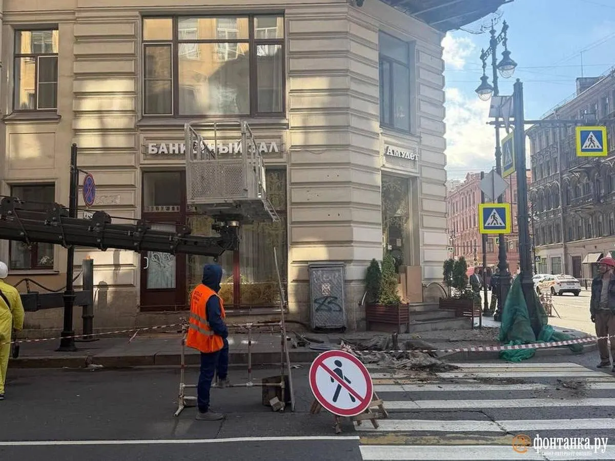 В Центральном районе города продолжаются мероприятия по обследованию балконов и обновлению противопаварийной сетки для повышения безопасности.