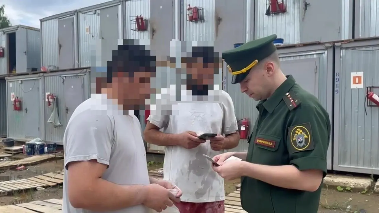 Следователи проверили три стройплощадки во Фрунзенском районе Ярославля на предмет наличия российского гражданства и постановки на учет по призыву; документов проверили у 13 рабочих, одного доставили в военный комиссариат.