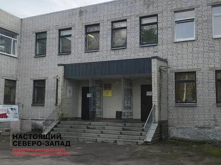 В детской поликлинике города Кировска обслуживаются процедурный и прививочный кабинеты одной медсестрой, поэтому забор крови у детей проводят только три дня в неделю. Родителям приходится решать, кто оплачивает поездку и сопровождение.