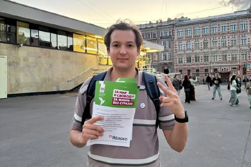 В Красносельском районе Санкт-Петербурга полиция задержала кандидата по округу №212 Давида Зудина и троих его волонтёров во время агитации. Событие вызывает обсуждение давления на кандидатов перед голосованием.