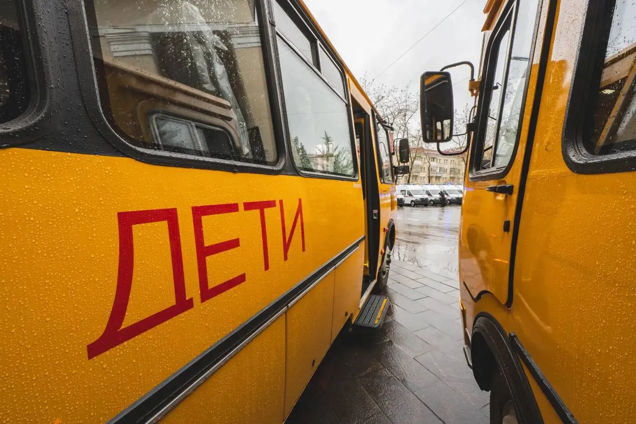 7 новых школьных автобусов и 9 машин скорой помощи направлены по муниципалитетам региона.