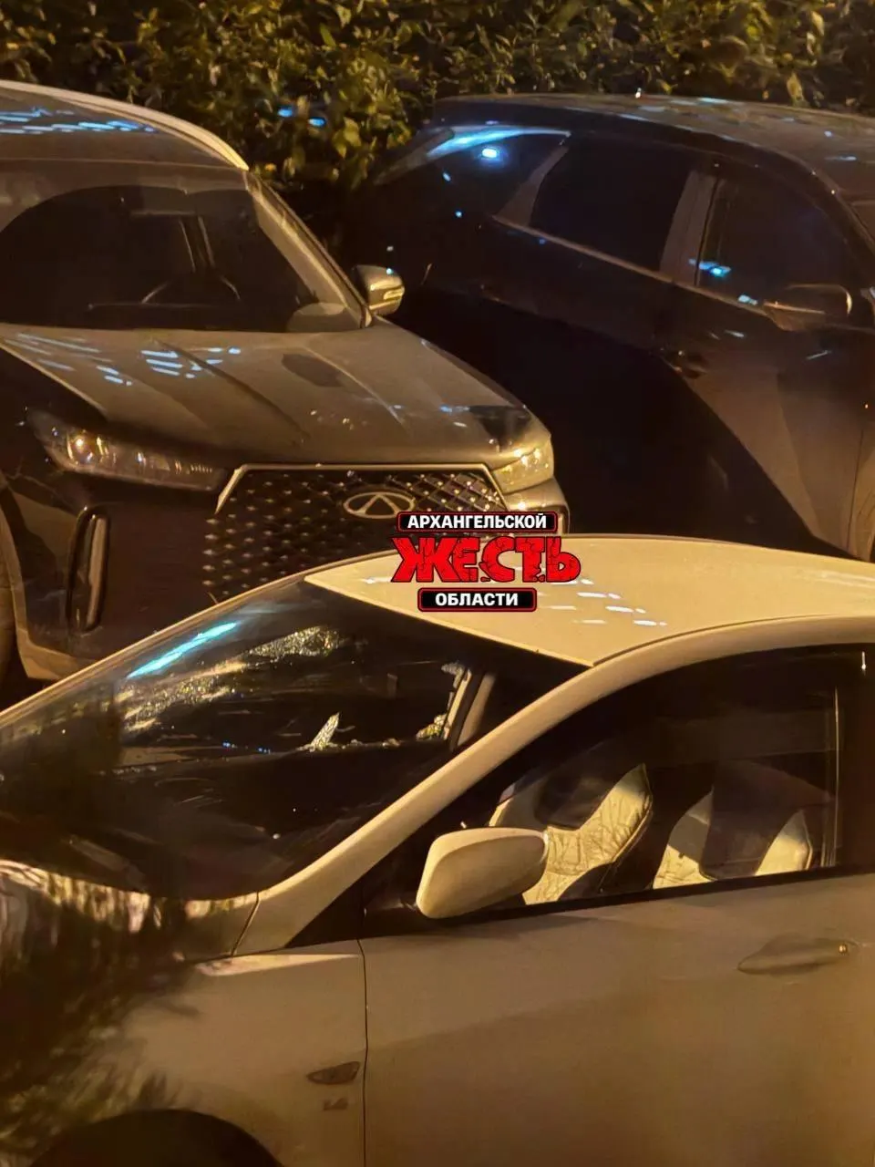 По данным УМВД, ночью 24 сентября во время конфликта мужчина повредил стекла автомобиля своей жены возле дома № 43/3. Женщина подала заявление, проводится проверка.