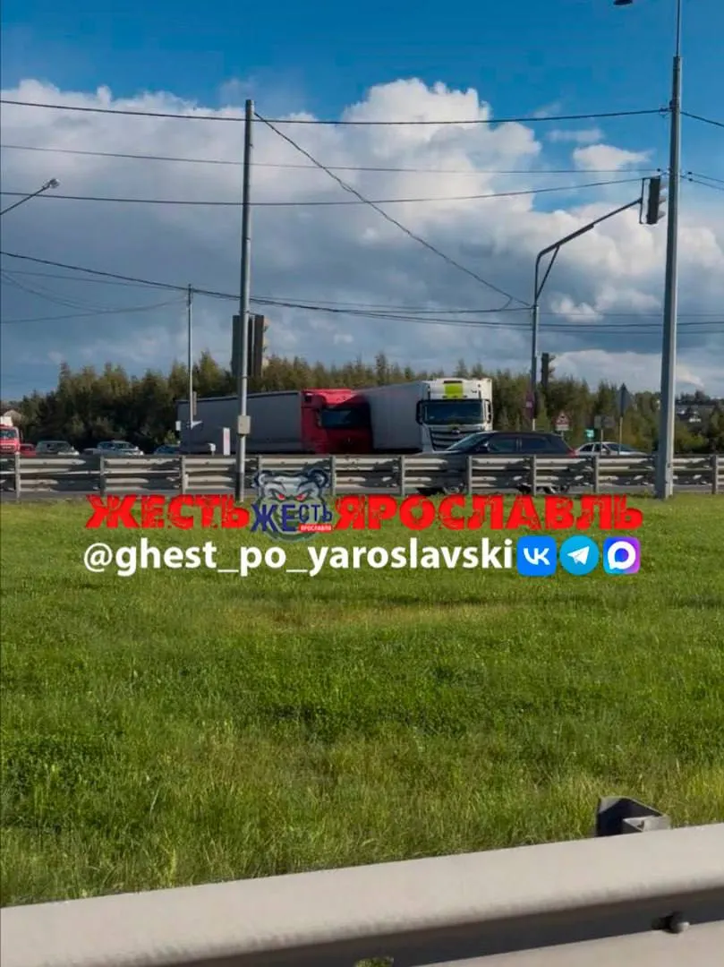 Два грузовика столкнулись на оживлённом перекрёстке, перекрыв две полосы. Водителей просят объезжать участок.