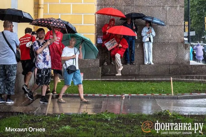 Сегодня в городе ожидаются сильные осадки; действует предупреждение «желтый» с 06:00 до 19:00. Днём температура достигнет +17…+19°C, ветер будет умеренным. В Ленинградской области предупреждения начнутся вечером.