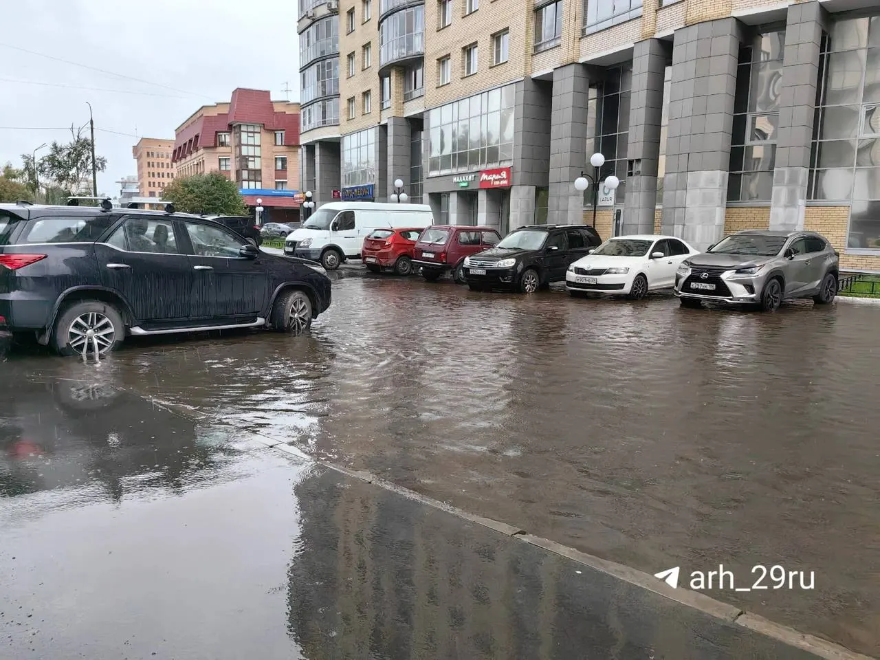 После сильных дождей в Архангельске затоплены улицы; вода откачивается в нескольких районах города, техника готовится к дальнейшим работам. Жители делятся кадрами.