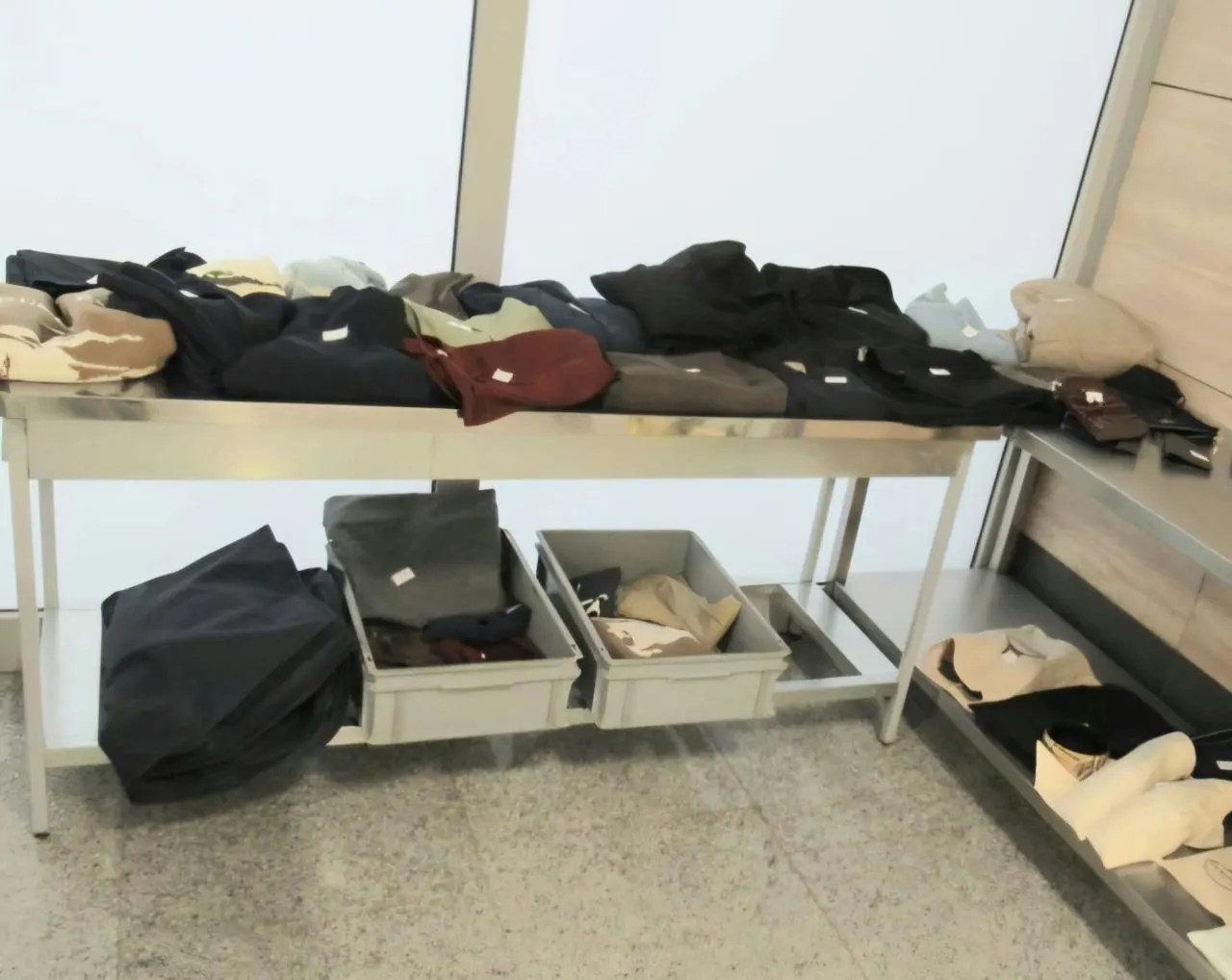 Петербургский мужчина пытался провезти дизайнерскую одежду и обувь из Италии на сумму около 3 млн рублей и получил административный штраф; оформление товара продолжается.