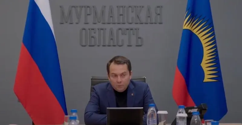 Губернатор отметил, что отчёты руководства объединенной больницы не отражают реальную ситуацию; жители благодарны за новые больницы, но в отдалённых округах остаются очереди на исследования и неудобные графики приёма. Также обсуждались вопросы обслуживания и выплат медикам.