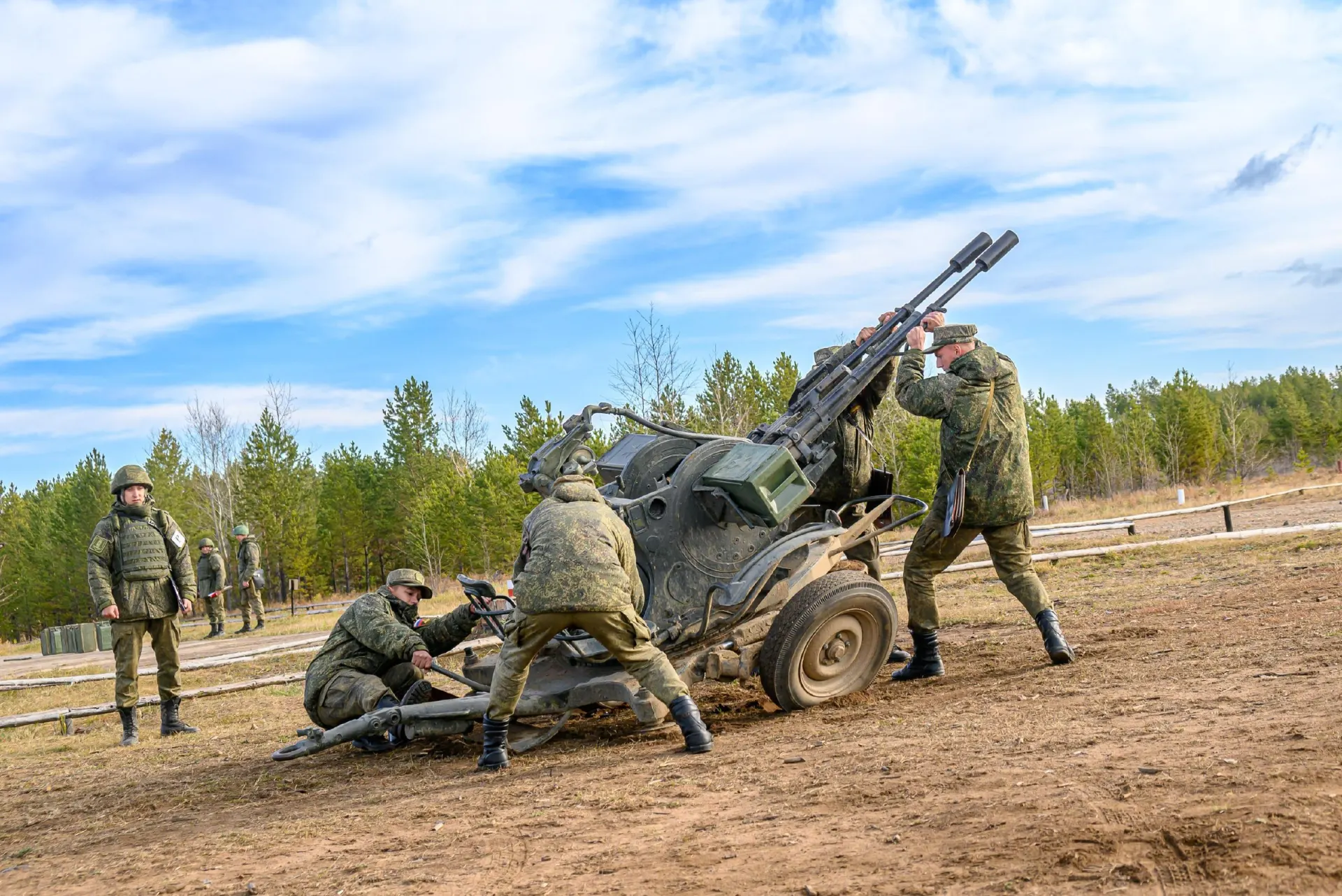 Численность армии увеличится на 15,5 тысячи военнослужащих.