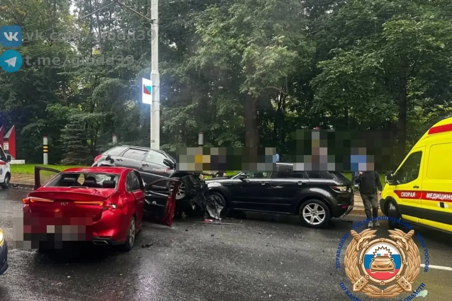 Утром 25 сентября в Калининграде на пересечении Московского проспекта и Гвардейского проспекта столкнулись три автомобиля; пострадали три человека.