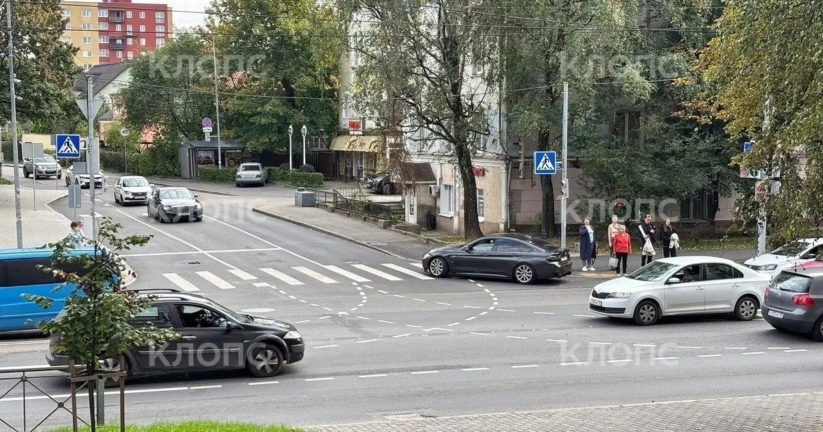 Новый регулятор заработал на реконструированном перекрёстке, движение идёт без задержек, а дроны помогают проверить работу системы.