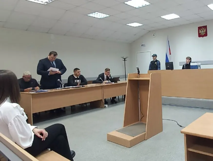 В Петрозаводске продолжилось слушание уголовного дела, обвиняемого в причинении травмы подполковнику полиции. Поступила третья экспертиза, и параллельно стало известно, что другой участник истории был избит вне ресторана.