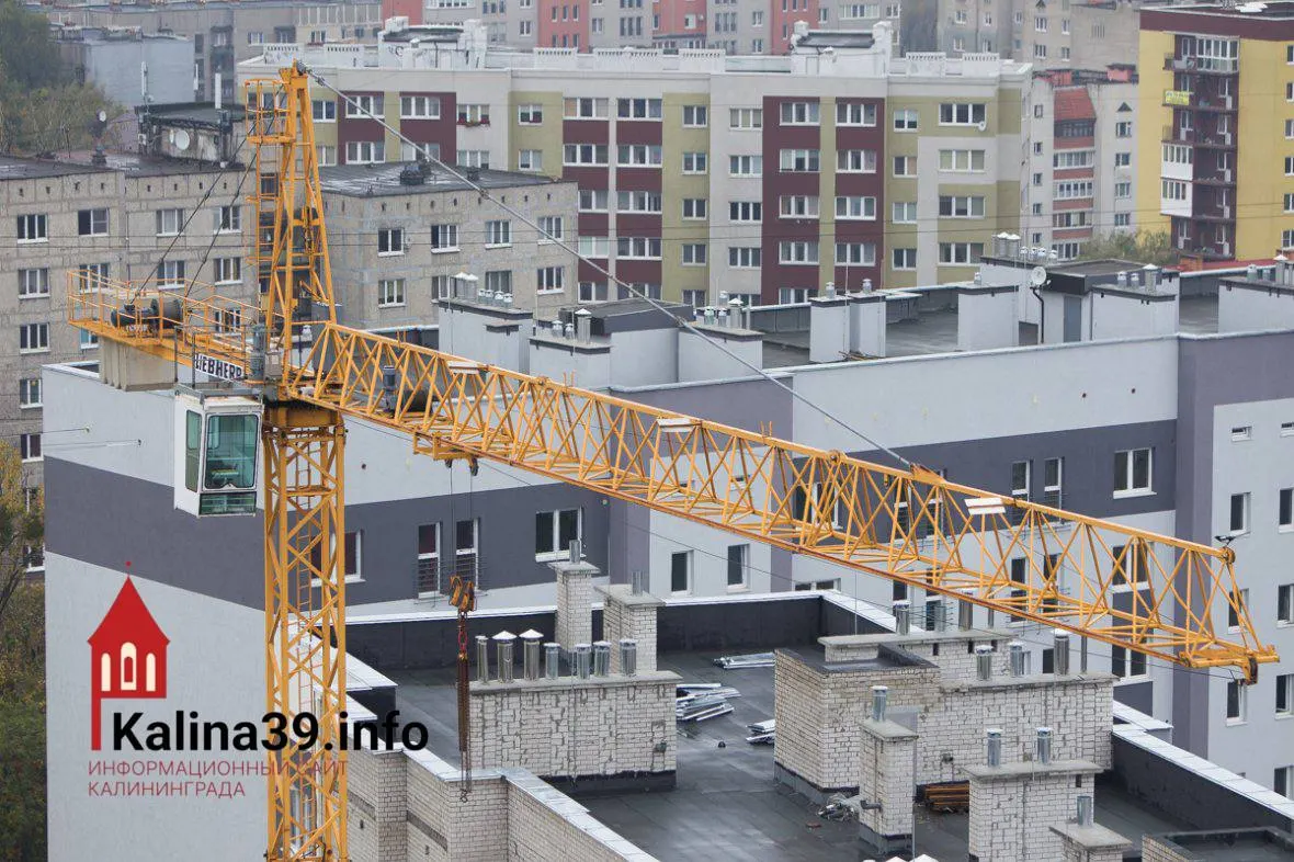 Объем строительных работ снизился на 18,6% за январь–июль 2026 года; ввод жилья — на 16,8% до 460 тысяч квадратных метров, продажи и предложения продолжают изменяться: около 14 тысяч квартир выставлено на рынок, число сделок снизилось на 7%.