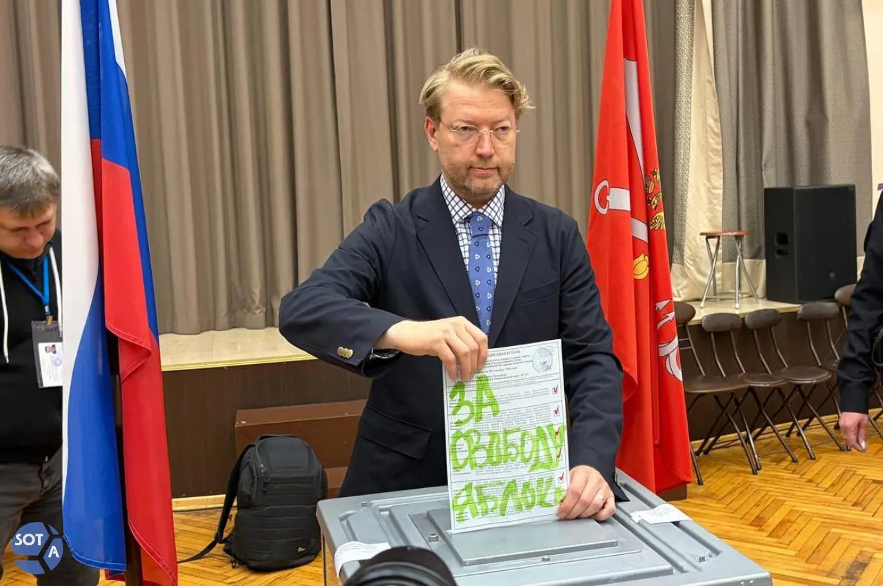 Председателя партии «Яблоко» Николая Рыбакова обвиняют в мелком хулиганстве за голосование против всех партий на участке в Санкт-Петербурге. Дело будет рассмотрено Выборгским районным судом.