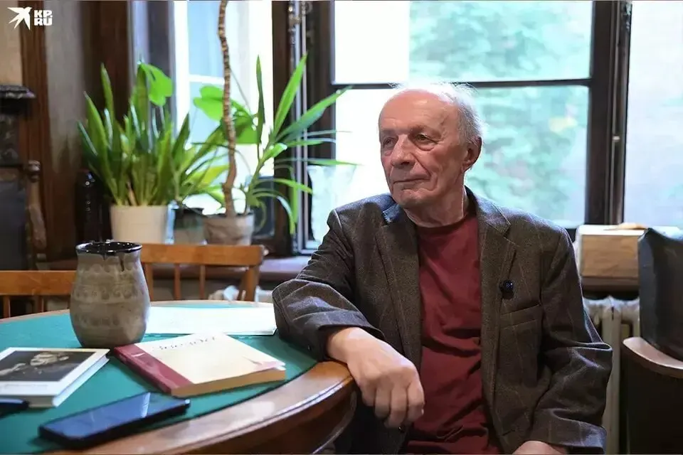 К 85-летию писателя близкий друг поделился деталями его жизни, ранних текстов и незавершённого романа.
