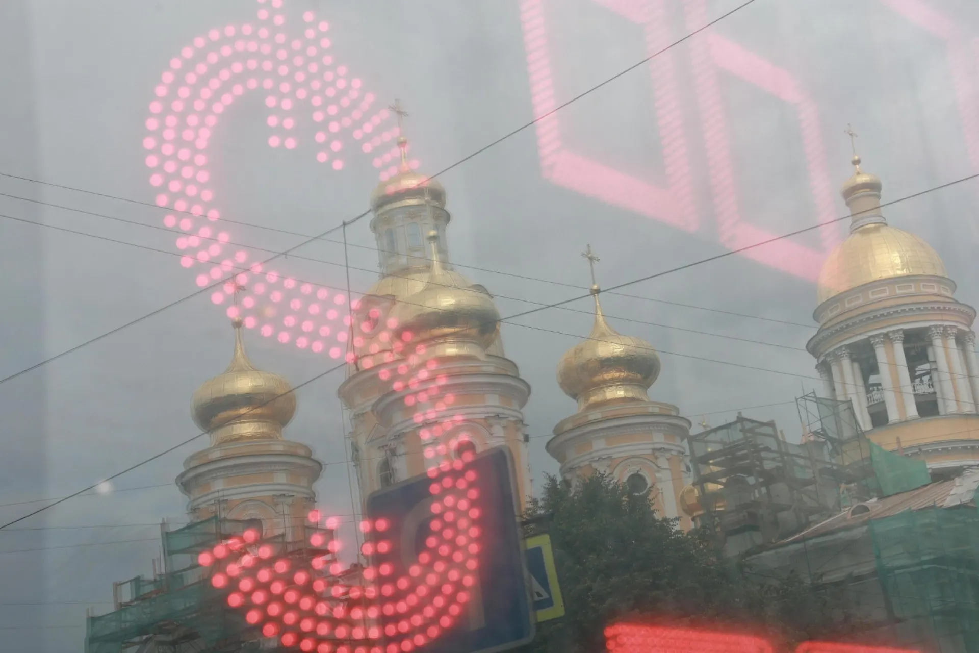 Рубль продолжает падать на фоне роста курса доллара; эксперты оценивают будущее валютного рынка и риски