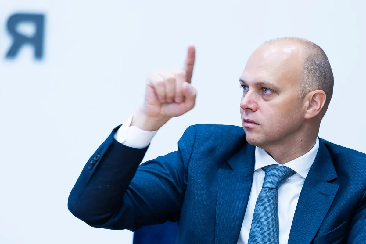 Глава региона потребовал персонально отвечать на обращения граждан в соцсетях и объявил о разработке критериев оценки качества ответов с указанием сроков и ответственных.