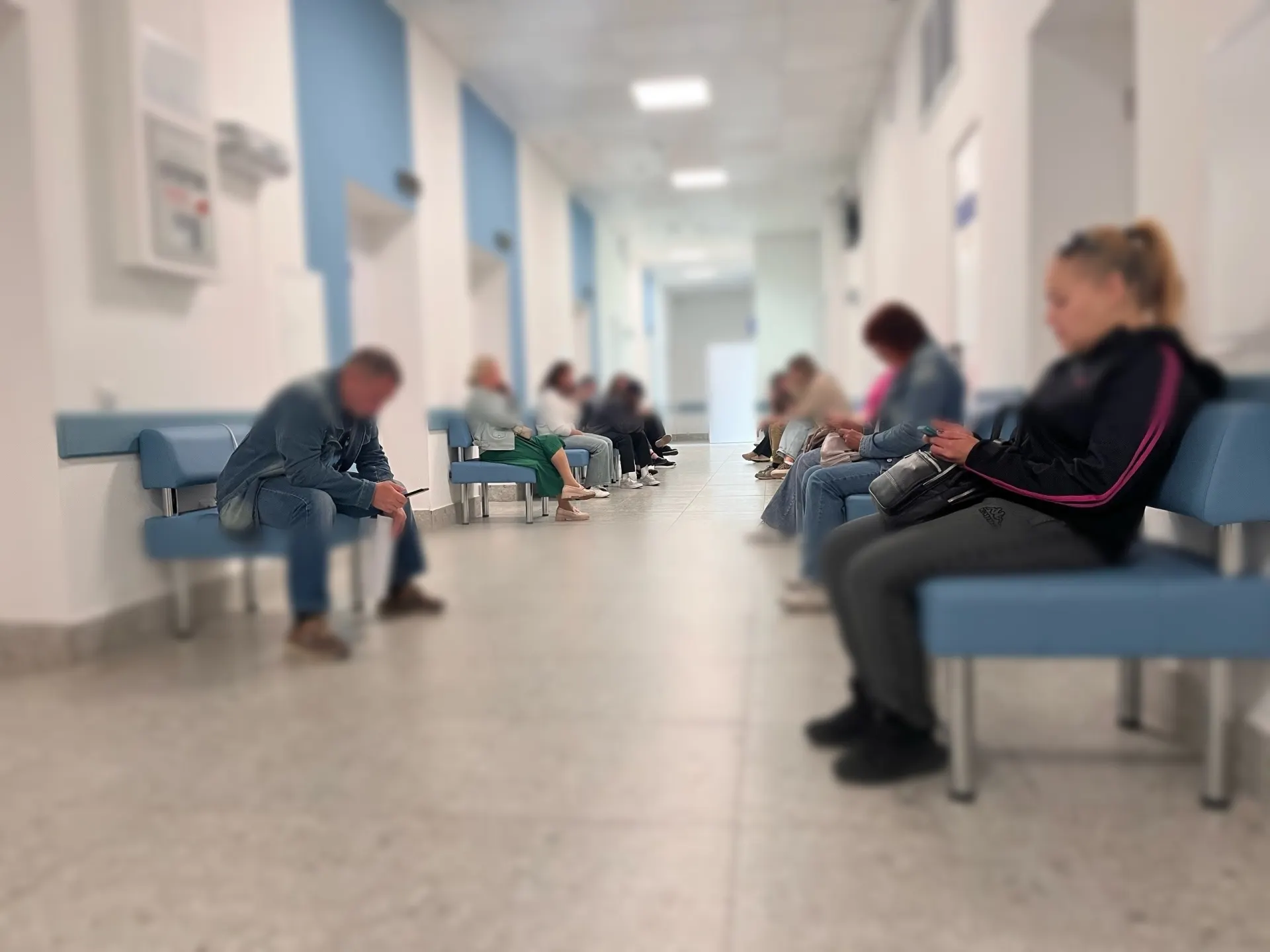 Пациенты поликлиники №7 в Череповце ожидали приема более часа; обсуждаются причины задержек и кадровые проблемы.