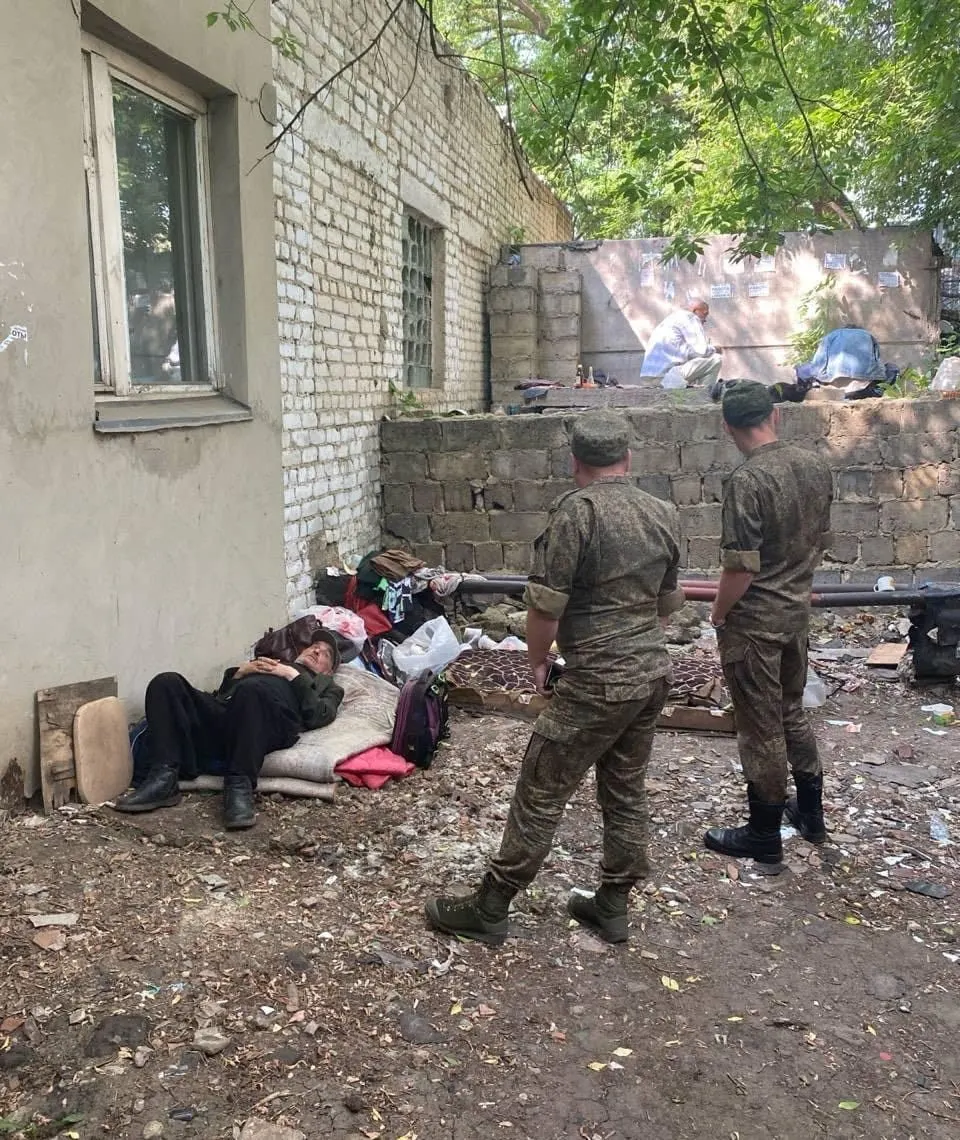 Два мужчины избили ветерана СВО и потребовали выплаты за участие в войне; пострадавший скончался на месте.
