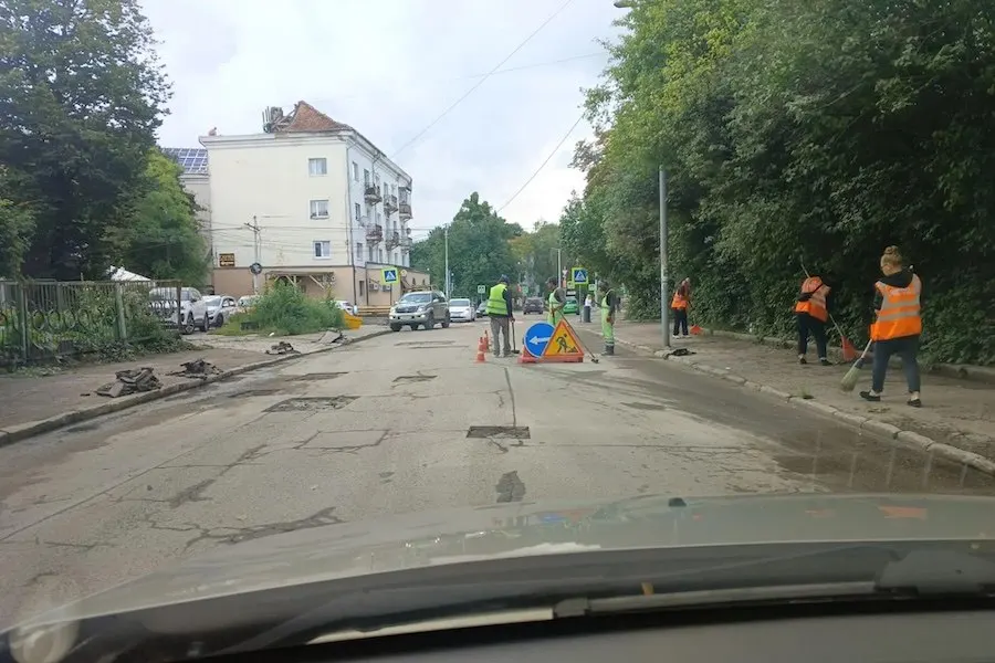 После жалоб руководителя региона на состояние дороги на улице Коммунальной начались работы по ямочному ремонту в Калининграде.