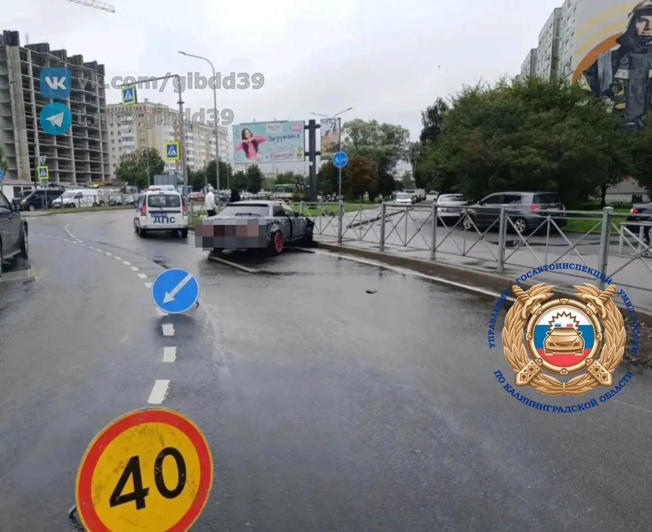 Toyota в Калининграде врезалась в дорожное ограждение на кольцевой развязке возле Городской юношеской библиотеки; водитель 2003 года рождения получил травмы.