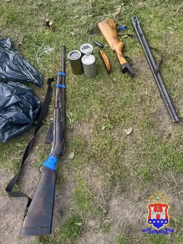 У жителя поселка Мозырь изъяли винтовку Мосина, гладкоствольное ружье 16 калибра и порох; по уголовным статьям ему грозит до шести лет лишения свободы.